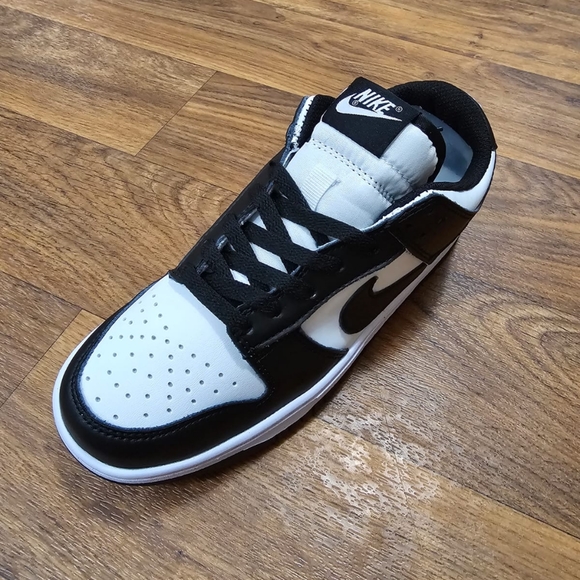 Nike Panda Dunks - Picture 6 of 10